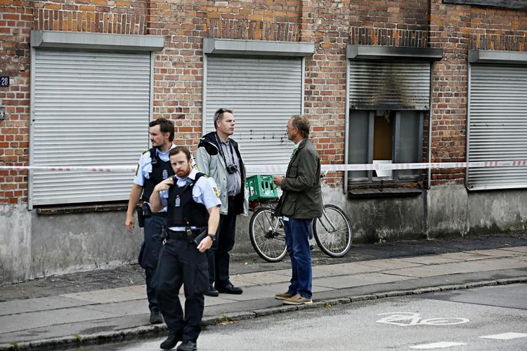 Brandattentat. Søndag formiddag blev en brand opdaget i Islamisk Trossamfunds lokaler på Dortheavej i København. 