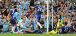 telefonboks. Sergio Aguero (tv) har driblet sig fri af fire forsvarere på få kvadratmeter og scorer til 1-0 bag Chelsea-målmand Asmir Begovic. 
