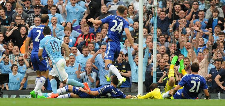 telefonboks. Sergio Aguero (tv) har driblet sig fri af fire forsvarere på få kvadratmeter og scorer til 1-0 bag Chelsea-målmand Asmir Begovic. 