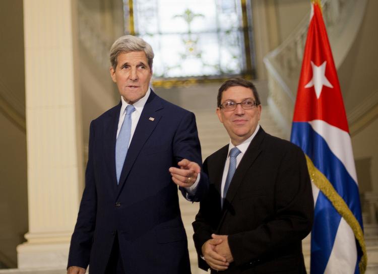 Fred. Vicepræsident John Kerry og den cubanske udenrigsminister Bruno Rodriguez ved genåbningen af den amerikanske ambassade i Havana efter 54 års fjendskab. 