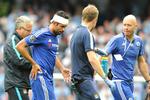 bandage. Chelsea-angriber Diego Costa får hjælp af Manchester Citys lægestab efter en hovedskade i kampen mellem de to klubber søndag. 