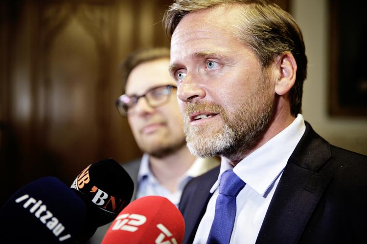 Dagpenge. Anders samuelsen vil acceptere et dyrere dagpengesystem, hvis det ledsages af en reform af skattesystemet. 
