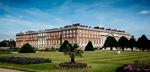 HAVESTIL. Den symmetriske franske have blev skabt med henblik på, at slottet skulle kunne måle sig med Versailles i Frankrig, men efter et par år mistede den kongelige familie interessen. Haven er de seneste år blevet genskabt ved hjælp af historiske dokumenter og tusindvis af gartnertimer. Foto: Hampton Court Palace/Royal Palace 