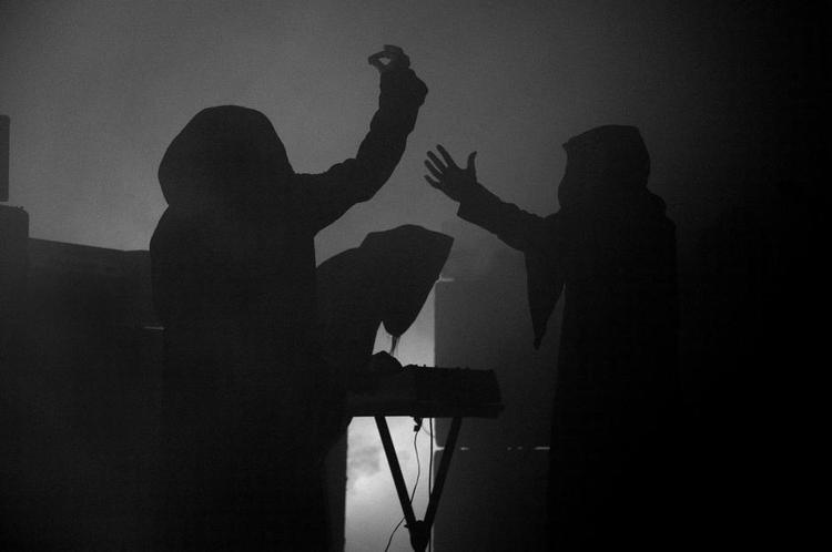 KUTTER. En væsentlig del af Sunn O)))'s udtryk er mørket, munkekutterne og en stemning af udefinerbart middelalderligt ritual. 