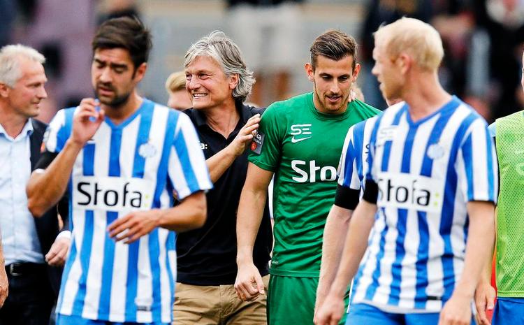 sammenhold. Michael ’Mex’ Pedersen i centrum for Esbjerg-glæden over sæsonens første sejr. Foto: Jens Dresling 