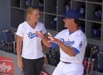 staldtips. Caroline Wozniacki får nogle tips af Los Angeles Dodgers-manager Don Mattingly, før den danske tennisstjerne skal kaste første bold i opgøret mellem Dodgers og Los Angeles Angels. 