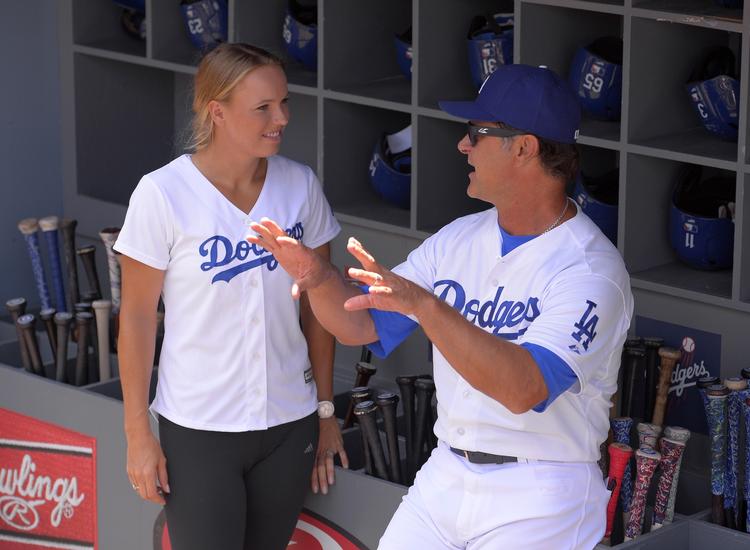 staldtips. Caroline Wozniacki får nogle tips af Los Angeles Dodgers-manager Don Mattingly, før den danske tennisstjerne skal kaste første bold i opgøret mellem Dodgers og Los Angeles Angels. 