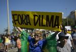 Skrid. Nationalfarverne blå,  gul og grøn dominerede, da tusindvis af brasilianere var på gaderne søndag i protest mod præsident Dilma Rousseff og hendes parti. 'Skrid, Dilma', står der på skiltet. Kun 7,7 pct. af befolkningen mener, at præsidenten gør et godt job. 