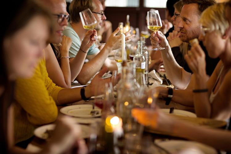 Samvær. Restauranten Il Buco er en af de madsteder, som har taget langbordet til sig. De inviterer til langbordsspisning hver tirsdag. 