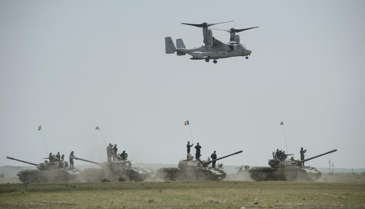 Afskrækkelse. Tænketanken ELN advarer om, at optrapningen af Natos og Ruslands militære øvelser med hinanden som fjendebillede øger faren for krig. Her ses et amerikansk militærfly sammen med rumænske og bulgarske kampvogne under en Natoøvelse i Rumænien i maj i år. 