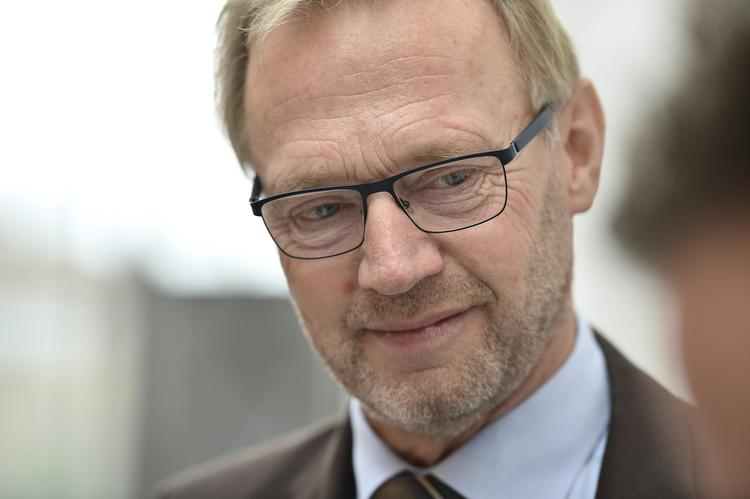 overskudsforretning. Jyske Banks øverste chef, Anders Dam, siger, at halvårsoverskuddet på 1,8 milliarder før skat overgår hans forventninger. 