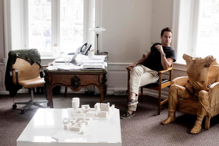 Projekt-mager. Foran Alexander Kølpin står en model af et vinderprojekt fra en arkitekt-konkurrence om et kulturbyggeri, som han er involveret i. Ved siden af ham et værk af den franske skulptør Bruno Barathier. 