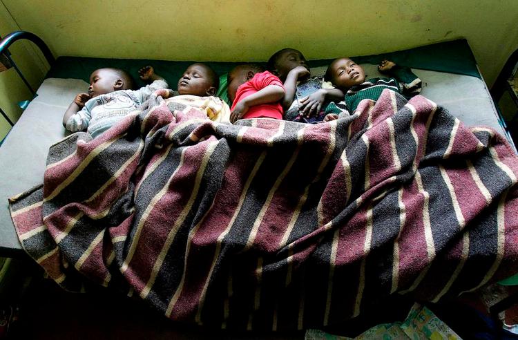 Forældreløs? Børn, der bliver væk fra deres forældre, kan blive erklæret forladte. Her er det børn, der har søgt tilflugt i en SOS Børnelandsby i Nairobi efter de politiske uroligheder i 2008. 