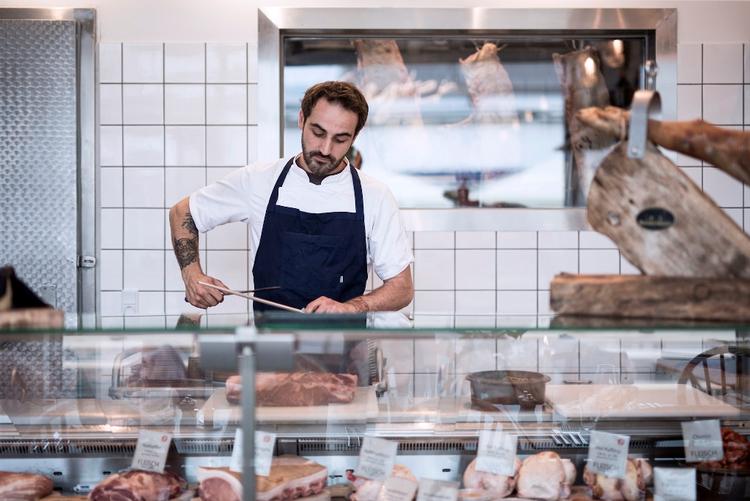 Kødfest. Der er pølser på grillen og fadøl i hanerne til åbningsfest hos Fleisch. 