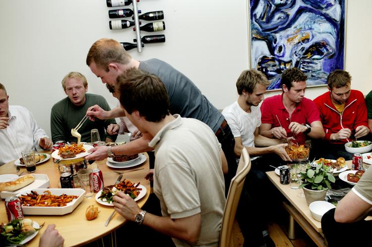 Samvær. Hjemmesider prøver at få danskerne til at spise med og hos hinanden. Men ingen siderne oplever succes endnu. 