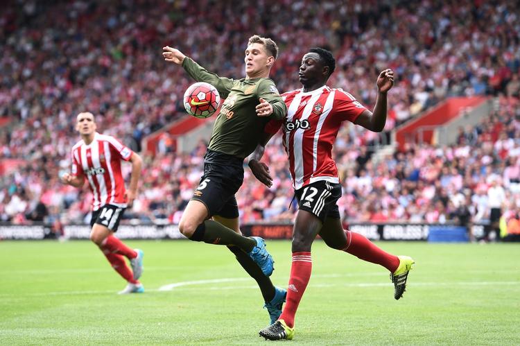 midtstopper. 21-årige John Stones (midt) er blevet det helt store transfermål for Chelseas mestre efter klubbens vaklende start rent defensivt. 