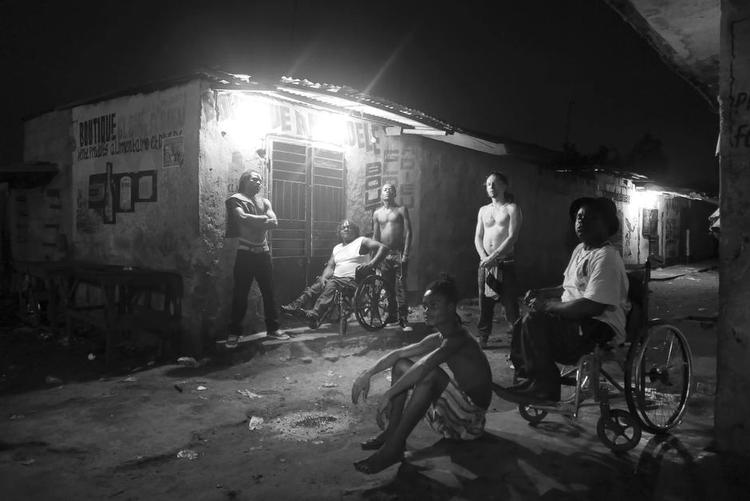 Kinshasa. Mbongwana Star med de to kørestolsmusikere Yakalo 'Coco' Ngambali (tv.) og Nsituvuidi 'Theo' Nzonza i spidsen har fået irske Doctor L (stående th.) til at sætte en cool gnist til deres musik. 
