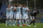 sådan. Gruppen af fortrinsvis uprofilerede SønderjyskE-spillere jubler over, at Troels Kløve - hentet i 1. divisionsklubben Horsens - har scoret til 2-0 i sejren over Hobro. 