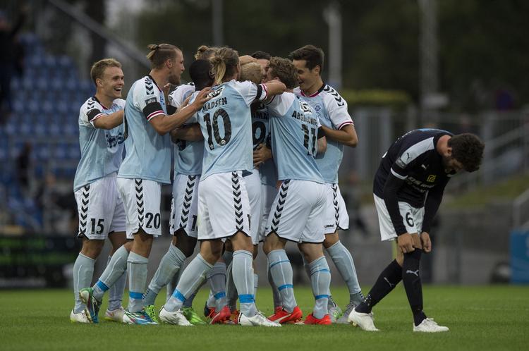 sådan. Gruppen af fortrinsvis uprofilerede SønderjyskE-spillere jubler over, at Troels Kløve - hentet i 1. divisionsklubben Horsens - har scoret til 2-0 i sejren over Hobro. 