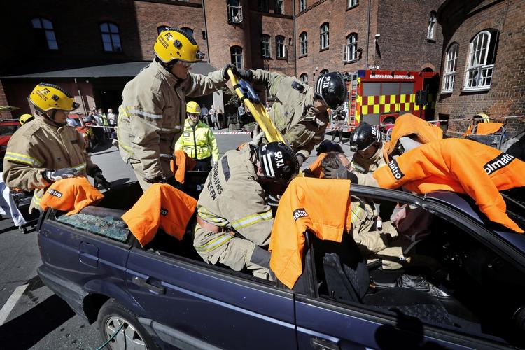 ulykke. En tilskadekommen person tages ud fra en forulykket bil ved en øvelse i forbindelse med åbningen af den nye telefon-hotline Ulykkeslinjen. 