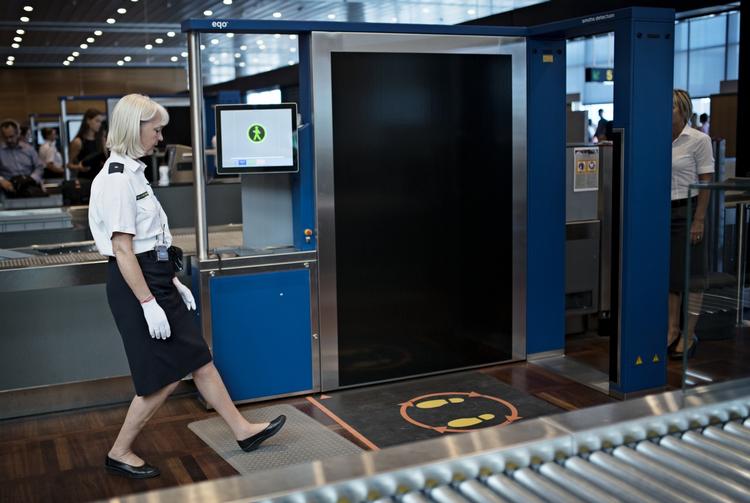 TILLID. Forholdet mellem sikkerhedspersonalet og passagererne skulle genoprettes i dag, da de nye kropsscannere blev taget i brug 