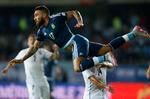 flyvende. Den kommende Manchester City-spiller, Nicolas Otamendi, er 'kun' 1,83 meter høj, men med en fantastisk springkraft klarer han alligevel hovedstødsduellerne i midterforsvaret. 