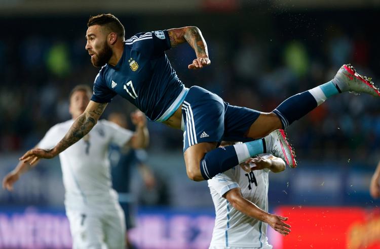 flyvende. Den kommende Manchester City-spiller, Nicolas Otamendi, er 'kun' 1,83 meter høj, men med en fantastisk springkraft klarer han alligevel hovedstødsduellerne i midterforsvaret. 