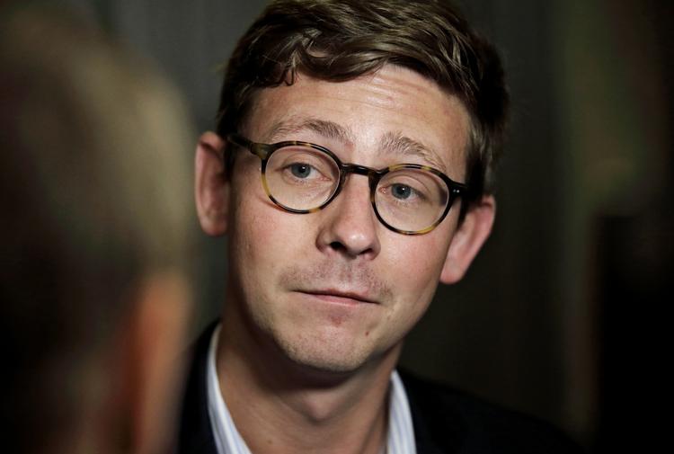 Spørge-Karsten. Skatteministeren var i sin tid som menigt folketingsmedlem en flittig spørger i enhver sammenhæng. Det vender nu tilbage som en boomerang. 