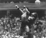 Kontroversielt. Diego Maradona hopper op foran Peter Shilton og ender bolden i nettet med hånden. Dommeren opdagede ikke snyderiet. 
