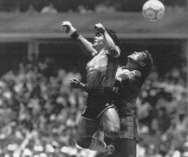 Kontroversielt. Diego Maradona hopper op foran Peter Shilton og ender bolden i nettet med hånden. Dommeren opdagede ikke snyderiet. 