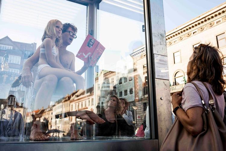 Glasboks. Tager man turen forbi Gammeltorv, kan man blive udfordret af hollandsk installationskunst. 