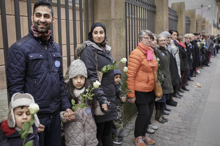 Fredsring. Foto fra fredsringen om synagogen i København, hvor omkring 1.000 mennesker deltog. 
