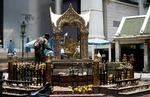 Angreb. Politiet efterforsker bombeattentatet ved Erawan-helligdommen i det centrale Bangkok. 