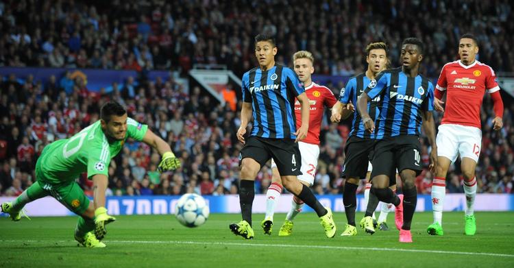 Bagud. Et ufarligt frispark ender i netmaskerne bag Sergio Romero, fordi Michael Carrick retter bolden af. 