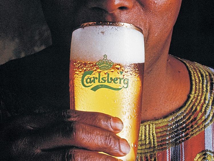Stor. En mandlig model drikker en Carlsberg. Afrika blev dog aldrig det store eksportområde, Carlsberg drømte om, da Malawi i 1968 blev hjemsted for det første bryggeri uden for Danmark. 