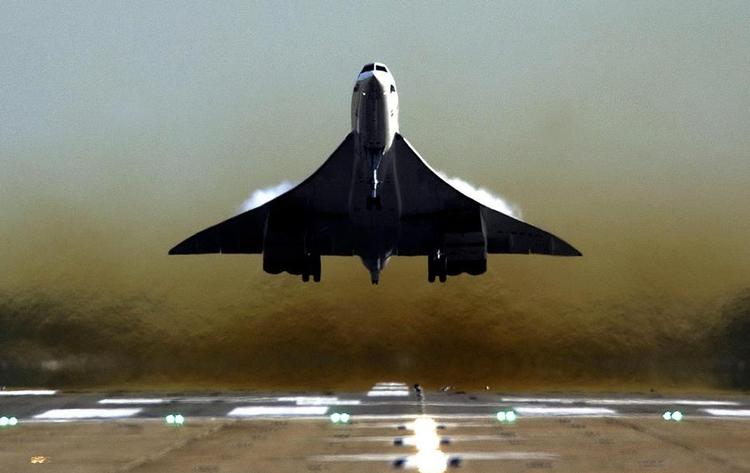 KRAFTFULDT. I årtier var Condorde en trofast gæst i store lufthavne, her Heathrow. I 2003 blev flyvningerne indstillet. 