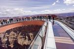 TRÆKPLASTER. Skywalk trækker turister til Grand Canyon. Det giver gode indtægter, men belaster også området. 