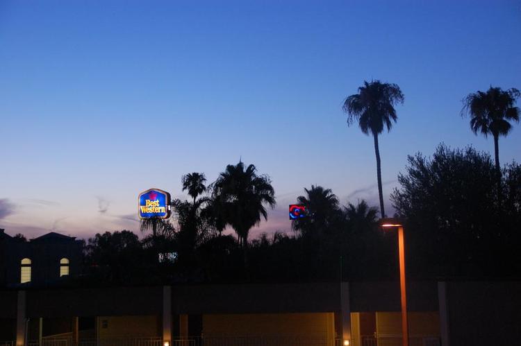 LOGI. Et Best Western-skilt lyser op i den californiske skumring. Denne hotelkæde er meget udbredt i USA, men opnår kun middelkarakter. 