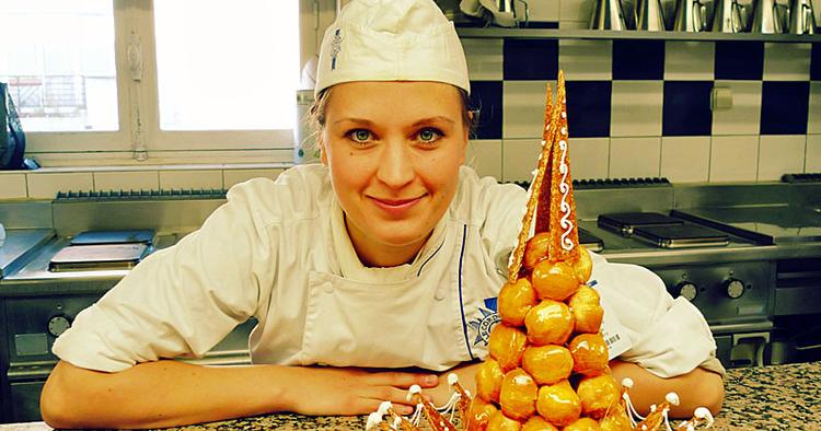 Mums. Mika Wulff er konditoruddannet på den franske kokkeskole, Le Cordon Bleu, og har netop åbnet app-magasinet Lækkerier. 