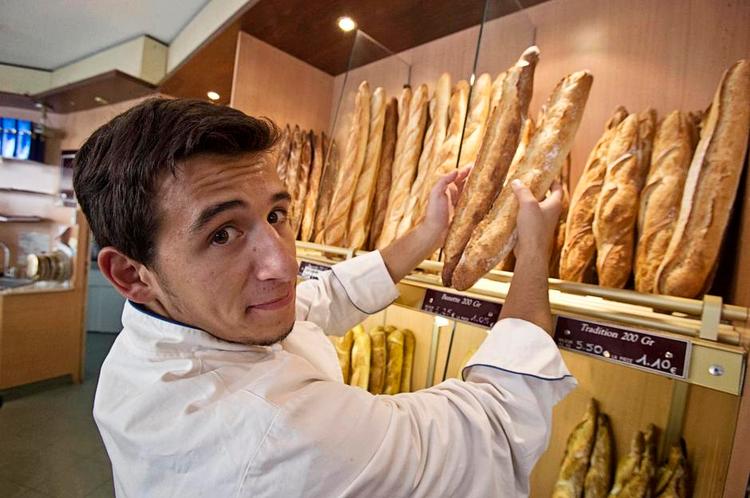 BRØDKRISE. Bagerne i Paris skal ikke længere aftale ferieplaner med hinanden. Det kan gøre det sværere at finde det friske brød. 