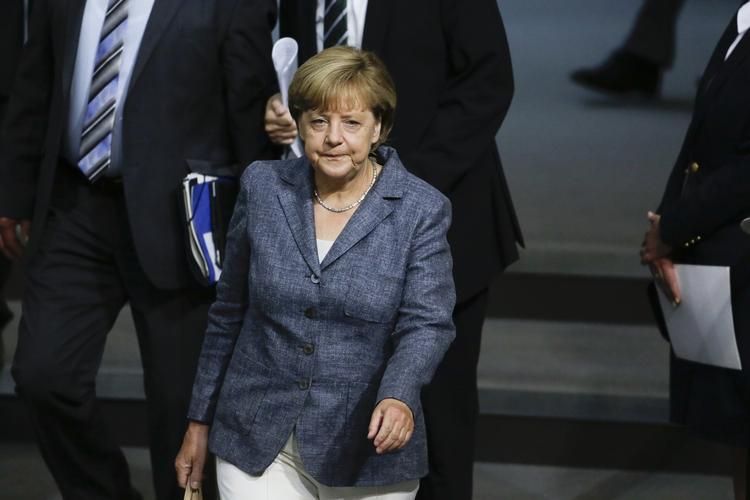 Ordknap. Den tyske kansler Angela Merkel ankommer til debatten og afstemningen i det tyske parlament om endnu en hjælpepakke til den græske økonomi. 