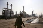 Olie. Iran sidder på nogle af Jordens største forekomster af naturgas og olie, men har haft svært ved at sælge det til verdensmarkedet på grund af sin handelsmæssige isolation. 