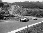 Legende. Juan Manuel Fangio fører feltet an på Spa-Franchorchamps i 1955. Den femdobbelte verdensmester vandt løbet, hvilket han gjorde i alt tre gange. 