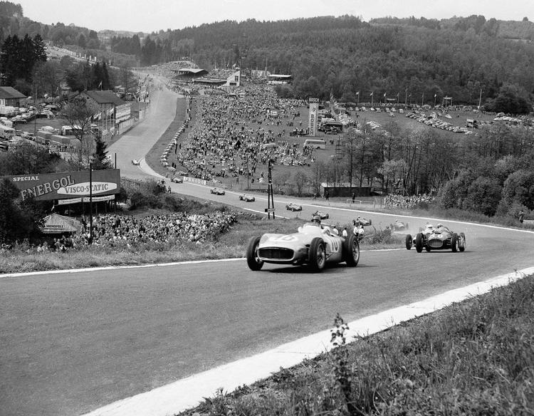 Legende. Juan Manuel Fangio fører feltet an på Spa-Franchorchamps i 1955. Den femdobbelte verdensmester vandt løbet, hvilket han gjorde i alt tre gange. 