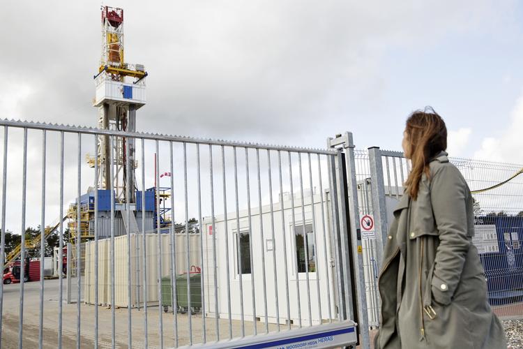 Partiformand Pia Olsen Dyhr (SF) besøger Totals boring efter skifergas i Dybvad i Nordjylland. (arkiv) 