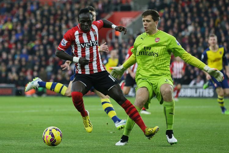 bud. Southampton vil gå meget langt for at undgå salg af angriber Sadio Mane (tv), men Manchester United er klar med mange penge for senegaleseren. 