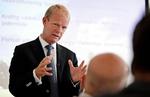 Spareplan. Administrerende direktør Kåre Schultz gennemgik i ro og mag den spareplan, der skal beskære medicinalvirksomhedens omkostninger med 3 milliarder kroner, og som koster hver sjette medarbejder jobbet. 