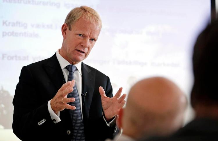 Spareplan. Administrerende direktør Kåre Schultz gennemgik i ro og mag den spareplan, der skal beskære medicinalvirksomhedens omkostninger med 3 milliarder kroner, og som koster hver sjette medarbejder jobbet. 
