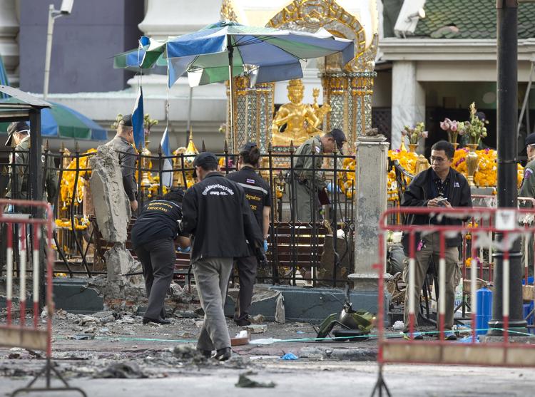 Angreb. Thailandsk politi undersøger eksplosionsstedet i Bangkok. 