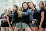 shoppingtur. Sandra Madsen, Alberte Fogsgaard, Katrine Snedker og Nanna Rasmussen er ved at dokumenterer deees shoppingtur i København med en selfie, så vennerne hjemme i Them ved Silkeborg kan følge med. 